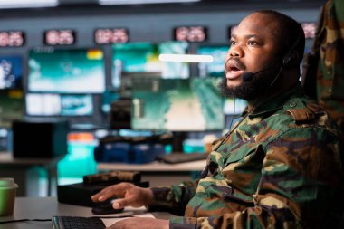 Komuta merkezindeki ordu subayı, düşman savaş düzeni hakkında bilgi aldıktan sonra şok edici bir ifadeyle yüz yüze geldi. Gelen füze saldırısını öğrendikten sonra istihbarat uzmanı kendini kötü hissetti.