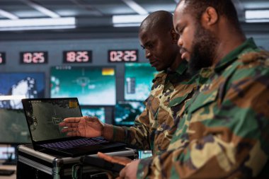 Karşı istihbarat meslektaşları, dizüstü bilgisayardaki tespit sistemini kullanarak terörle mücadele ediyorlar. Afrika kökenli Amerikan istihbarat subayı, ülkeye giren teröristleri izleyerek ulusal sınırları koruyor.