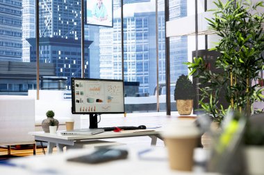 Bilgisayar ekranında hisse senedi portföyü olan boş finans departmanı ve pazarlama grafikleriyle dolu evrak dosyaları. Parlak modern ofiste PC aygıt monitöründeki eski değişim indeksleri