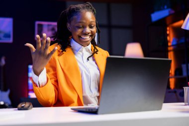 Merkez ofisteki genç, online projede başarılı olduktan sonra heyecanlı bir şekilde dizüstü bilgisayar ekranına bakıyor. İyi haberler aldıktan sonra kutlayan kadın, defter ekranına bakıyor.