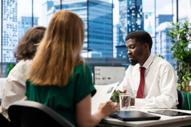 İnsan Kaynakları uzmanları başarılı bir görüşmeden sonra adaylara iş teklifleri ve maaş paketleri sunuyor. İK çalışanları başvuru sahibi ile konuşuyor, özgeçmişi inceliyor, kapak mektubu ve geçmiş bilgilerini inceliyor