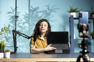 Yeni başlatılan oyun dizüstü bilgisayarının teknik uzman incelemesi, kutusunu açmak ve hayran kitlesine geri bildirim vermek. İnternet yıldızı sponsorluğunda abonelere imzalı defter, telefonla kayıt