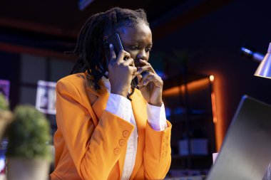 Endişeli bir kadın telefon görüşmesi yapıyor, arkadaşı kötü haberler duyuyor, onu teselli ediyor. Endişeli Afrikalı Amerikalı ergen, evdeki sorunlu telefondan sonra üzgün bir arkadaşla konuşuyor.