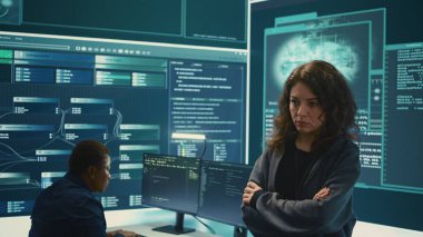 Siber saldırıları ya da tehditleri tespit eden bir ulusal güvenlik operasyon merkezinde siber güvenlik uzmanı. Hükümet hackleme ekibi verileri korumaya odaklanıyor, siber operasyonlar devam ediyor. Kamera B.