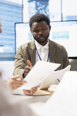 Yönetim kurulu başkanının yönetim kurulu brifingi ekonomik tahminleri gözden geçirip girişim çözümlerini tartışacak. Uzmanlar yaklaşan plan için stratejik hedefler belirliyorlar.