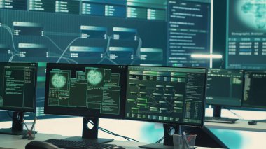 Boş devlet hackleme ve izleme odası bilgisayar ve ağ görüntüleriyle dolu. Siber güvenlik izleme, tehdit algılama ve siber operasyonlara odaklan. Casusluk bürosu. Kamera A.