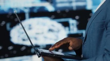 Yapay zekayı, makine öğrenme algoritmalarını ve sistemlerini, sinir ağlarını ve gelecekteki veri bilimini keşfeden siyah bilişim uzmanının yüksek teknoloji konsepti. Kamera A.