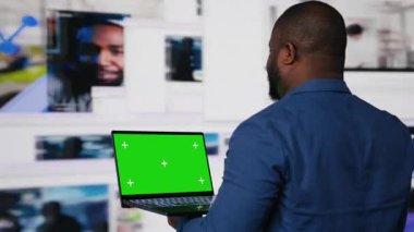 Siyah sosyal hizmetler kullanıcısı, gösterge panelinde izole ekran, dijital ağ ve uygulamalardan oluşan bir dizüstü bilgisayar gösteriyor. Yapay zeka ve Fintech 'in entegrasyonu vurgulanıyor. Çoklu görev. Kamera B.