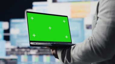 Afrika kökenli Amerikalı girişimci, gösterge panelindeki büyük veri içgörülerini incelemek için cihazda kopya alanı görüntüsünü kullanıyor. Stratejik karar verme, üretkenlik ve büyüme gösteren genç yetişkinler. Kamera B.