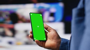 Yüksek teknolojili bir alandaki profesyonel medya uzmanı, sosyal medyadan, internetten büyük verilerden ve bulut sistemlerinden yararlanarak yeşil ekrana sahip. Dijital varlığı arttırmak için takipçilerle temas kuruyor. Kamera B.