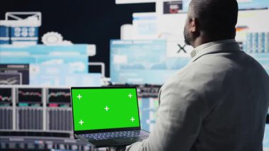 Afrika kökenli Amerikalı girişimci, gösterge panelindeki büyük veri içgörülerini incelemek için cihazda kopya alanı görüntüsünü kullanıyor. Stratejik karar verme, üretkenlik ve büyüme gösteren genç yetişkinler. Kamera A.