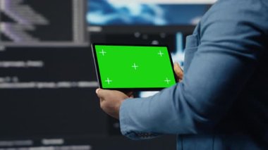 Afro-Amerikan kodlayıcı yeşil ekranlı bir senaryo üzerinde çalışıyor, bir teknoloji dünyasının zihniyetini yansıtıyor. Programlama dilleri ve geliştirme araçları olan icat merkezi, yaşam kodlaması. Kamera B.