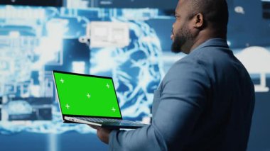 Genç girişimci, dijital veri görselleştirmesinde veri bilimi, otomasyon ve yapay zekayı keşfederek gelişmiş teknoloji ve yeşil ekran kullanıyor. Makine öğrenimi. Kamera B.