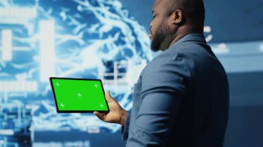 Modern siyah insan dijital uzayda yapay zeka veri yapılarını ve akıllı sistemleri temsil eden yapay zeka araçları ile izole görüntüler kullanır. Bilim için yenilik ve sibernetik. Kamera B