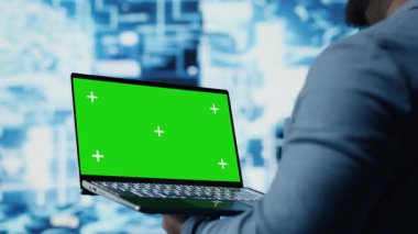 Siyah erkek mühendis, yapay zeka beyin gelişimine ve derin öğrenmeye dalmış öngörücü analitiklerin yanında krom anahtar ekranlı dizüstü bilgisayar gösteriyor. Yüksek teknoloji sibernetik algoritmalar. Kamera B.