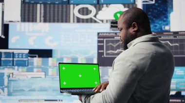 Analiz için yeşil ekranlı siyah yönetici tutma cihazı aylık raporları ve şirket gelişimi için bilgi grafiklerini inceliyor. Büyüme ve tahmin için performans ölçümleri. Kamera A.