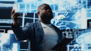 Canlı etkinlikte yapay zeka sinir ağlarını sunan siyahi konuşmacı makine öğrenimi ve öngörüsel analitik hakkında bilgi paylaşıyor. Teknoloji kongresinde genç bir mühendis. Kamera B.