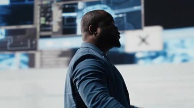 Siyah profesyonel yazılım mühendisi, teknoloji yeniliği için programlama, verileri gözden geçirme ve gösterge panelindeki ikili kod. Bilgi işlem uzmanı dönüşüm için programlama dilini inceliyor. Kamera B.