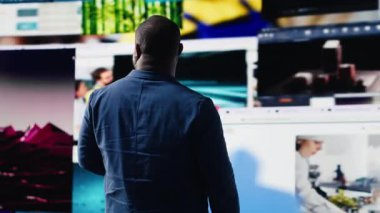 Platformların ve dijital içeriklerin olduğu bir dünyaya bağlı Afrikalı Amerikalı insan, sosyal bağlantının geleceği, yapay zeka kullanan ağlar ve interaktif web deneyimleri. Kullanıcı arayüzü. Kamera B.