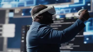 Dijital teknoloji uzmanı kodlama ve inovasyon merkezinde VR kulaklık kullanımı veri bilimi ve siber güvenliğin kesişimini gösteriyor. Kodlama hayatı yüksek teknoloji kod geliştirme dalında. Kamera B.