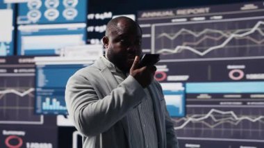 İş uzmanları telefonda büyük veri içgörüsünü incelemek için insanlarla konuşuyor. Aylık bilgi raporları üzerinde çalışıyorlar. Yeni büyüme stratejileri üzerinde çalışıyoruz, gelişmeyi tahmin ediyoruz. Kamera B.