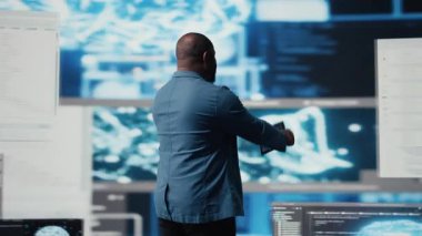 Genç profesyonel mühendis, bir yenilik merkezinde tabletle kodlamaya odaklanmış, otomasyon için terminal penceresinde programlama dili kullanıyor. Veri biliminde yüksek teknoloji kariyeri. Kamera A.