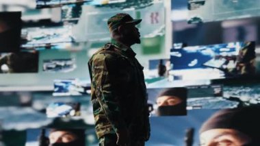 Ulusal güvenlik için tehdit tespit araçları kullanarak dijital uydu verileriyle sanal bir savaş bölgesinde çalışan siyah bir ordu subayı. Bir görevde kontrolü sağlamak için askeri strateji. Kamera B.
