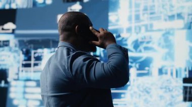 Afrika kökenli Amerikalı bilişim uzmanı, sinirsel ağlar ve otomasyon sistemleri aracılığıyla derin öğrenmeyi tartışmak için telefonuna cevap veriyor. Analiz bilimi için telefon hattında sohbet ediyoruz. Kamera B.