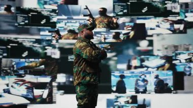 Siyah asker, dijital teknoloji ve tehdit tespit araçları kullanarak, modern askeri stratejiler sergileyerek sanal savaş alanında faaliyet gösteriyor. Aktif operasyonlarda güvenli iletişim. Kamera A.