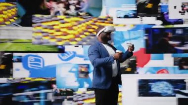 Siyah erkek uzman mobil beslemeler için yüksek teknoloji VR gözlükleri kullanıyor, dijital varlık, iletişim ve uygulama yoluyla etkileşim sergiliyor. Modern cihazlar ve platformlar. Kamera A.