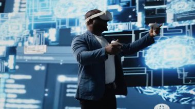 Genç Afro-Amerikan mühendis, sinirsel ağlar ve yapay zeka veri görselleştirmesi ile çevrili VR kulaklık programlama ve analizlerine odaklandı. Yenilik ve sibernetik. Kamera B.