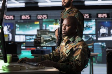 Operasyon üssündeki Afrikalı diktatör füze savunma sistemini balistik roketleri durdurmak için tasarladı. Radar sistemlerini kullanarak gizli üste gerilla avcıları.