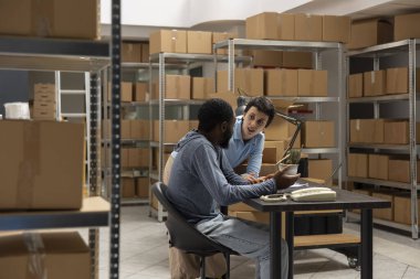 Küçük işletme deposu, envanter, siparişleri yöneten ve nakliye lojistiği yapan çeşitli işçilerle dolu bir depoda ürün işleme ve teslimat hizmeti operasyonlarını yakalıyor. Dağıtım.