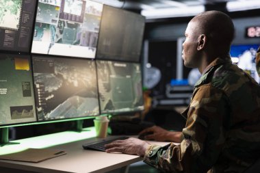 Komuta merkezindeki kalkanlara bakan asker füze savunma sisteminde balistik roketleri durdurmak için tasarlandı. Radar sistemi kullanan izleme ekipmanı operatörü