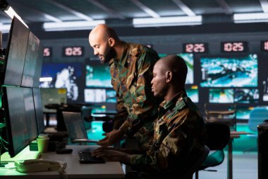 Ordu subayları tehdit izleme ve komuta merkezinde hedef tanımlama için keşif teknolojisi kullanıyorlar. Askerlerin düşmanları yenmesine yardım etmek için modern savaş istihbaratını kullanan askeri ajanlar.