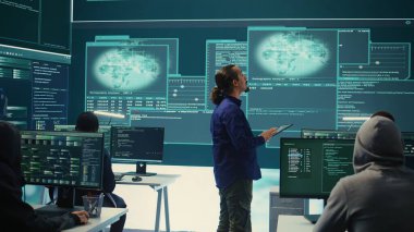 Profesyonel hackerlardan oluşan bir grup, hibrit savaş için önemli bilgileri çalmak amacıyla hükümet veritabanına girmeye çalışıyor. Uzmanlar yüksek teknoloji ofisindeki dolandırıcılık ve sahtekârlık faaliyetleri üzerinde çalışıyorlar. Kamera B.