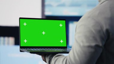 Afrikalı Amerikalı girişimci dizüstü bilgisayarda kopyalama alanı kullanır ve gösterge panellerini inceler, KPI modelleri ile analitik ve performans ölçümleri sağlar. Yenilik için yönetim kararı. Kamera B.