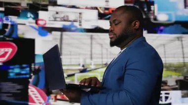 Çevrimiçi içerik dünyasına dalmış, sosyal etkileşimin geleceğini temsil eden, yapay zeka güdümlü platformlar ve modern dijital deneyimler. Kullanıcı arayüzü. Kamera B.