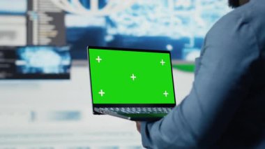 Siyah mühendis dizüstü bilgisayarında kroma anahtarı olan ikili kod üzerinde çalışıyor. Teknoloji dünyasının zihniyetini yansıtıyor. Programlama dilleri ve geliştirme araçları olan icat merkezi, yaşam kodlaması. Kamera B.