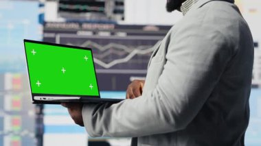 Analiz için yeşil ekranlı siyah yönetici tutma cihazı aylık raporları ve şirket gelişimi için bilgi grafiklerini inceliyor. Büyüme ve tahmin için performans ölçümleri. Kamera B.