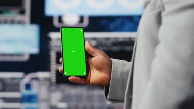 Afrika kökenli Amerikalı iş adamı cihazın izole edilmiş bir kopyasını kullanıyor, gösterge panelindeki büyük veri bilgilerini inceliyor. Stratejik karar verme, üretkenlik ve büyüme gösteren genç yetişkinler. Kamera B.