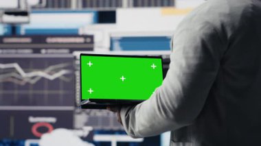 Siyah yönetici, sanal grafikler ve tahmin modelleriyle çevrili, iş büyümesi için veri içgörüsüyle fotokopi ekranını inceliyor. Finansal performans ve karar verme. Kamera B.