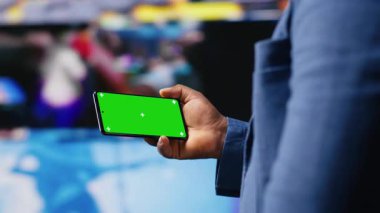 Afrika kökenli Amerikalı kullanıcı, izole edilmiş bir model ekran, dijital ağ sistemi ve gösterge paneli üzerinde uygulamaları olan bir telefon tutuyor. Yapay zeka ve Fintech 'in entegrasyonu vurgulanıyor. Çoklu görev. Kamera B.