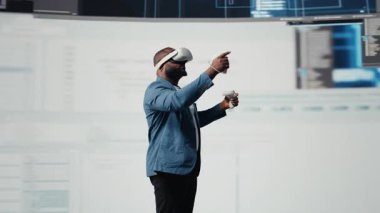 Afrika kökenli Amerikalı programcı sanal gerçekliğe bir kulaklıkla bağlanıyor, sistem gelişimine odaklanıyor. Yeni yazılım hata ayıklamak ve tasarlamak için terminal penceresinde kod kullanılıyor. Bilişim kariyeri. Kamera A.