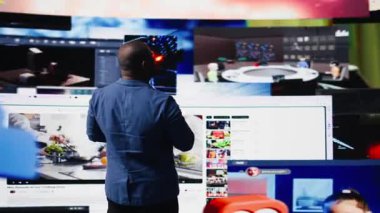 Siyah sosyal medya yöneticisi ekranlarda sosyal ağ eğilimleriyle meşgul, kullanıcı arayüzü ve dijital web platformları sergiliyor. Teknolojinin gücü, nüfuz ve internet bağlantısı. Kamera A.