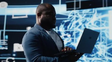Afro-Amerikan teknoloji uzmanı yapay zeka etiği ve sinirsel ağlar üzerinde çalışıyor, makine öğrenme sistemleri için sanal zeka beyin araçları. Gösterge panelinde algoritmik düşünme gelişimi. Kamera B.