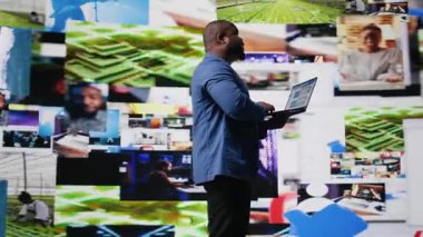 İnternet platformlarında canlı dijital arayüzlere ve veri görselleştirmelerine bağlanan yüksek teknolojili siyah kullanıcı mobil ağ bağlantısını gösteriyor. Sosyal medya deneyimi. Kamera A.