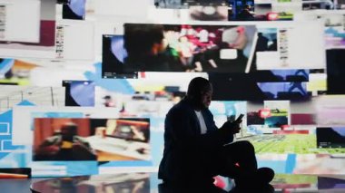 Sosyal medyanın aşırı kullanımının zararlı etkilerini ifade eden, sosyal kaygı ve zihinsel sağlık sorunlarını temsil eden telefonunu tutan modern bir adam. Gerçek dünyadan izolasyonu gösteriyor. Kamera A.