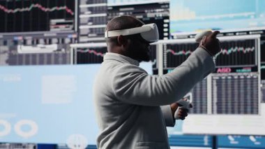 KPI modellerini incelemek, bilgi grafiklerini incelemek ve iş verimliliği üzerinde çalışmak için sanal gerçeklik gözlüğü kullanan yüksek teknoloji girişimcisi. Profesyonel VR aygıt simülasyonu. Kamera B.