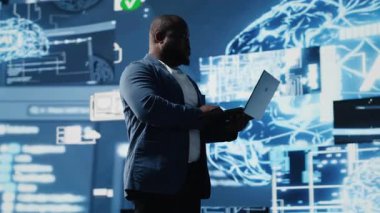 Afro-Amerikan mühendislerin yapay zekayı keşfetmesi, derin öğrenme algoritmalarının sergilenmesi, yüksek teknoloji sinir ağları ve gelecekteki veri yapıları. Kamera B.